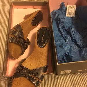 Ann Taylor sandals size 6 navy